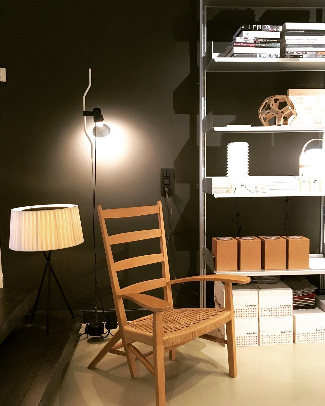 Elomiden Floor to Ceiling Lamp