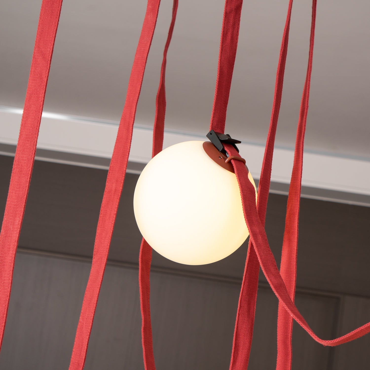 Neroiell Globe Pendant Light