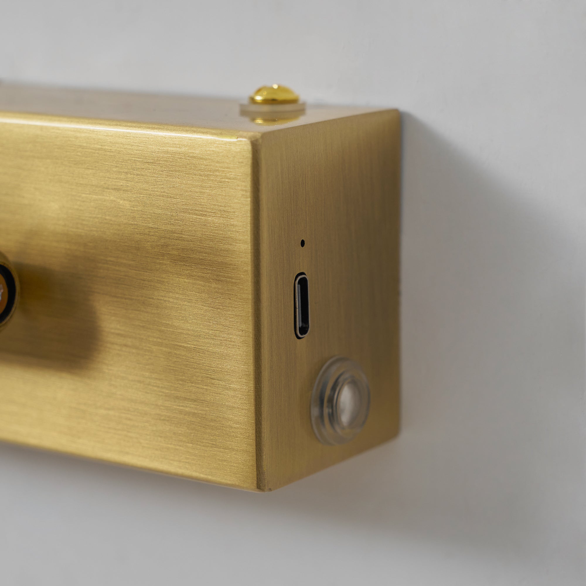 Lexanus Linear Wall Light