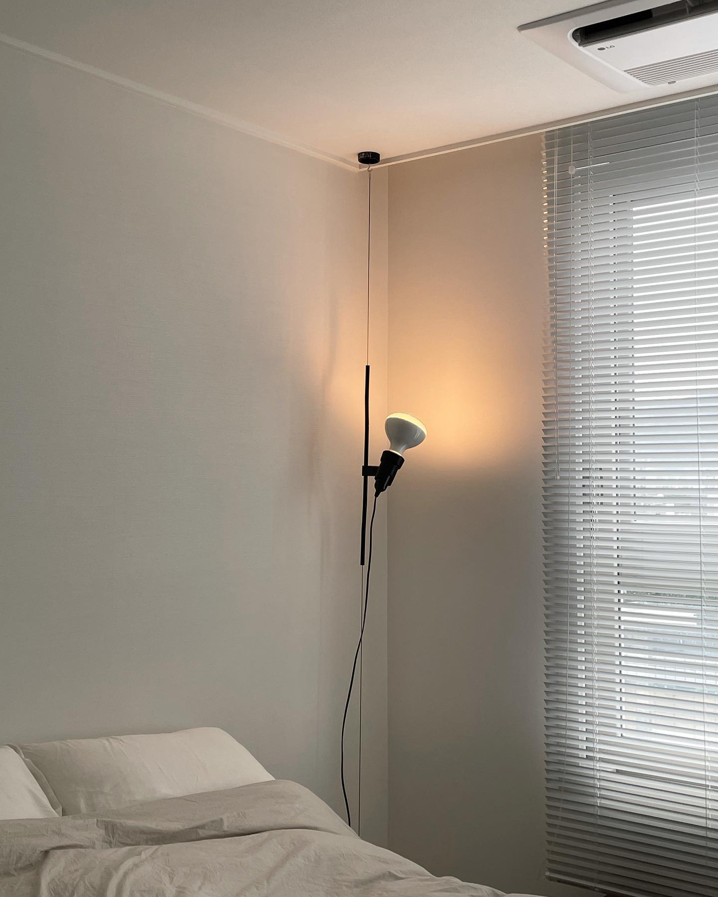 Elomiden Floor to Ceiling Lamp